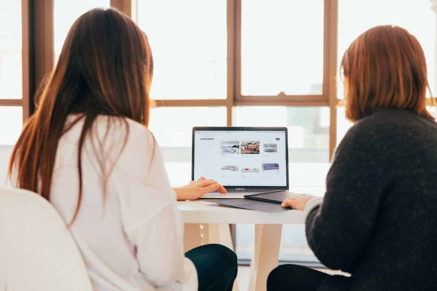 Women Using CMS Features In A Virtual Office
